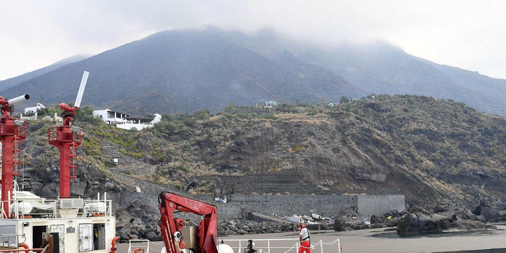 Ein Feuerwehrboot an der Anlegestelle von Ginostra auf Stromboli. Feuerwehrmannschaften und Canadair-Flugzeuge waren am Donnerstag mit Löscharbeiten nach dem heftigen Vulkanausbruch vom Mittwoch beschäftigt. Ein Feuerwehrboot an der Anlegestelle von Ginostra auf Stromboli. Feuerwehrmannschaften und Canadair-Flugzeuge waren am Donnerstag mit Löscharbeiten nach dem heftigen Vulkanausbruch vom Mittwoch beschäftigt.
