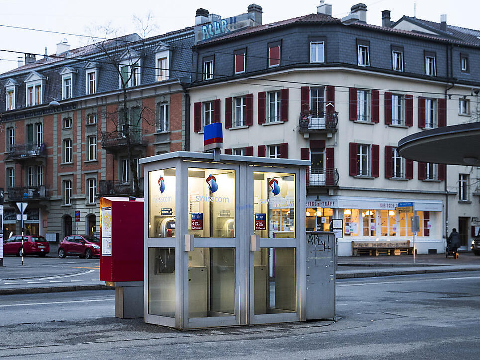 Telefonkabine auf dem Breitenrainplatz in der Stadt Bern: In den nächsten Jahren baut die Swisscom nahezu sämtliche Telefonkabinen ab. Die meisten werden entsorgt.