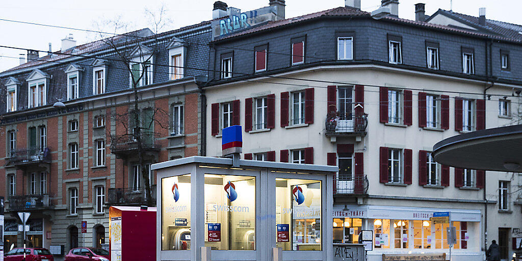 Telefonkabine auf dem Breitenrainplatz in der Stadt Bern: In den nächsten Jahren baut die Swisscom nahezu sämtliche Telefonkabinen ab. Die meisten werden entsorgt.
