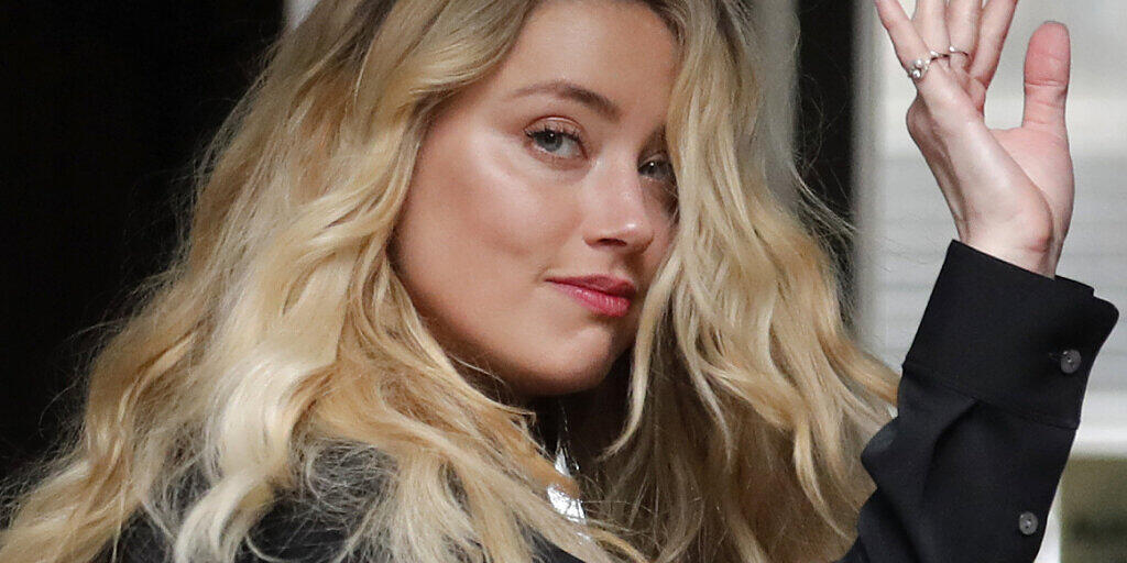 Amber Heard winkt bei ihrer Ankunft am High Court. Foto: Frank Augstein/AP/dpa