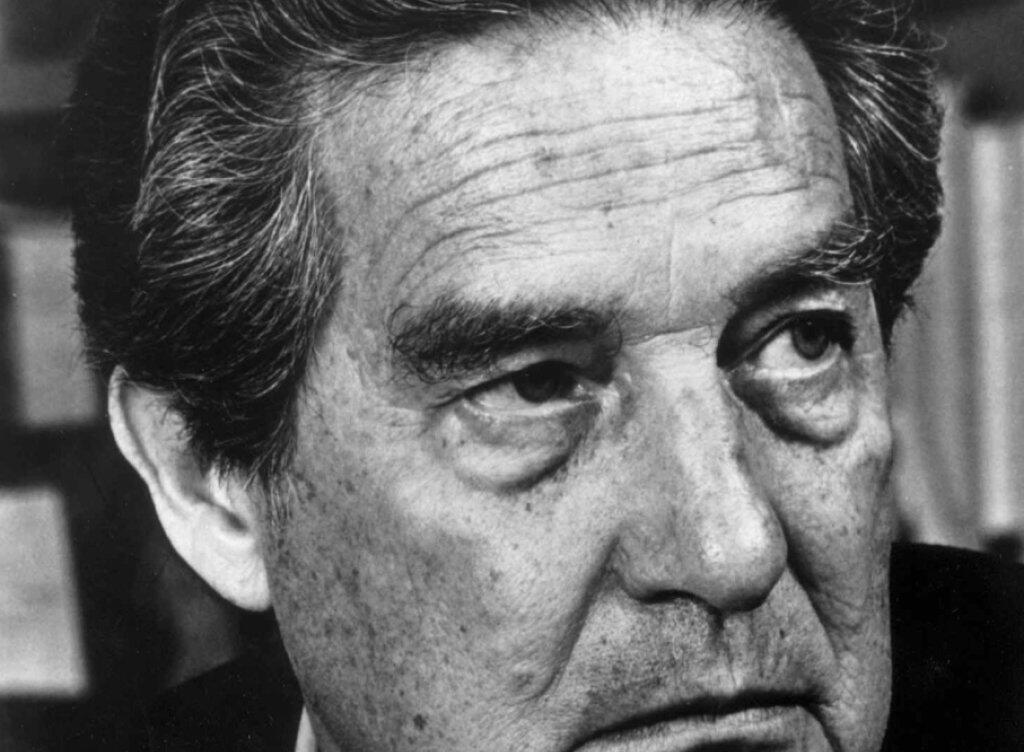 Octavio Paz, Schriftsteller, undatierte Aufnahme. Das Werk des mexikanischen Literaturnobelpreisträgers ist zum künstlerischen Denkmal Mexikos erklärt worden. Octavio Paz, Schriftsteller, undatierte Aufnahme. Das Werk des mexikanischen Literaturnobelpreisträgers ist zum künstlerischen Denkmal Mexikos erklärt worden.