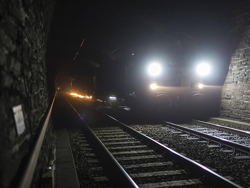 Im Lötschberg-Scheiteltunnel auf der Bergstrecke zwischen Kandersteg BE und Goppenstein VS wird ab August das alte Schotterbett durch eine Beton-Fahrbahn ersetzt. (Archivbild)