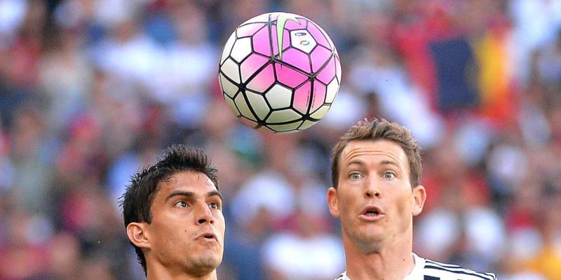 Stephan Lichtsteiner (rechts/hier im Spiel gegen Genoa) hat wieder den Ball im Blick