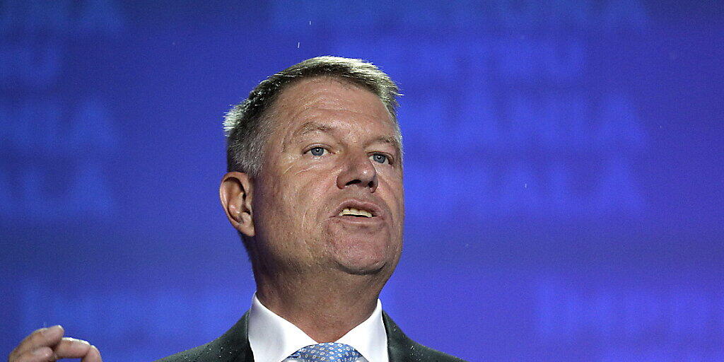 Muss in zwei Wochen in die Stichwahl um das Präsidentenamt in Rumänien: Amtsinhaber Klaus Iohannis schnitt bei der Wahl am Sonntag deutlich schlechter ab als erwartet. Muss in zwei Wochen in die Stichwahl um das Präsidentenamt in Rumänien: Amtsinhaber Klaus Iohannis schnitt bei der Wahl am Sonntag deutlich schlechter ab als erwartet.