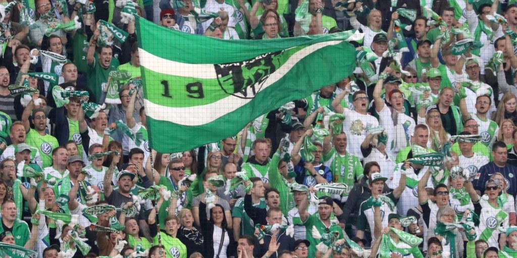 Der Zuschauerboom in der Bundesliga hält an (im Bild eine vollbesetzte Fankurve des VfL Wolfsburg)