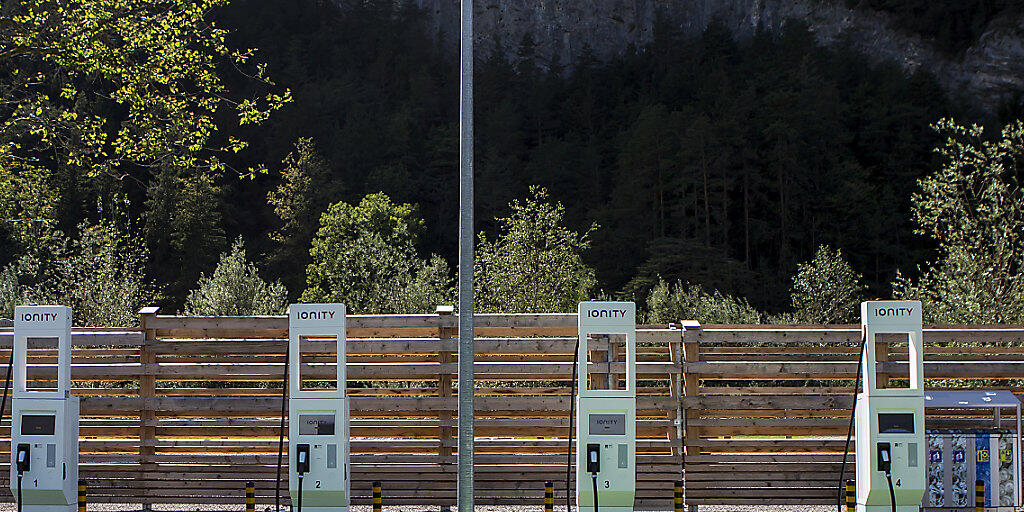 Elektroautos benötigen ein dichtes Netz an Ladestationen. Die Gotthard Raststätte an der Autobahn A2 in Erstfeld verfügt über diverse solche Stationen. Weltweit führend ist Norwegen. (Archivbild)