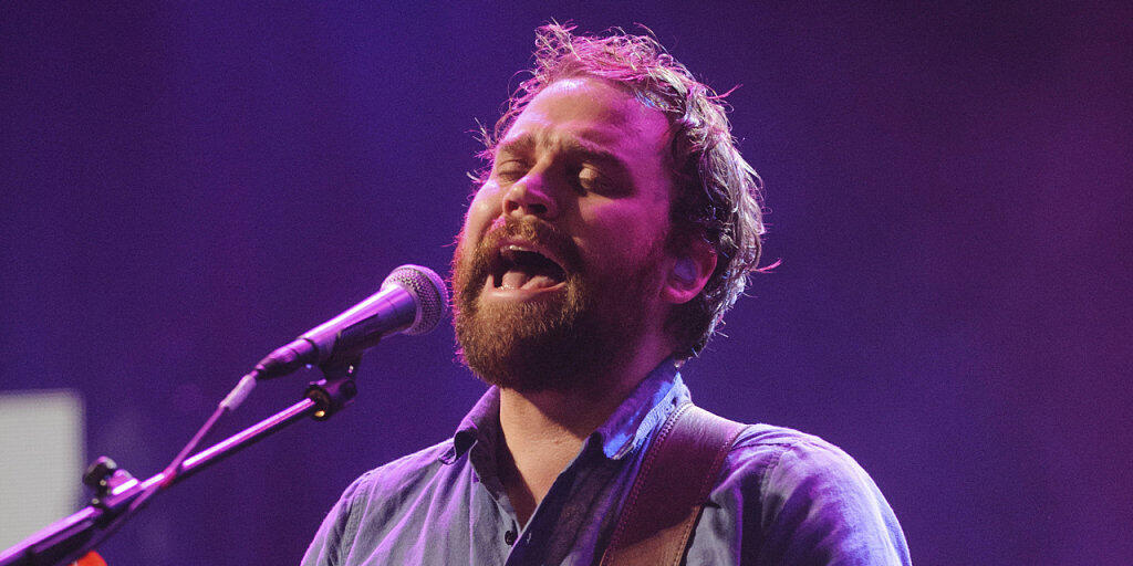 Der Sänger der schottischen Indie-Rock-Band, Scott Hutchison, ist gestorben. Seine Familie würdigte ihn als einen, der "sein Herz auf der Zunge getragen hat".