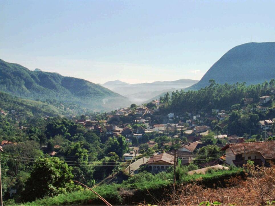 Nova Friburgo liegt in einer Hügellandschaft im Süden Brasiliens.