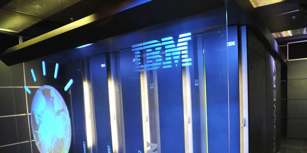 Das IT-Unternehmen IBM verdient zunehmend mit Cloud-Diensten Geld. Die Computer-Sparte ist rückläufig. (Archivbild)