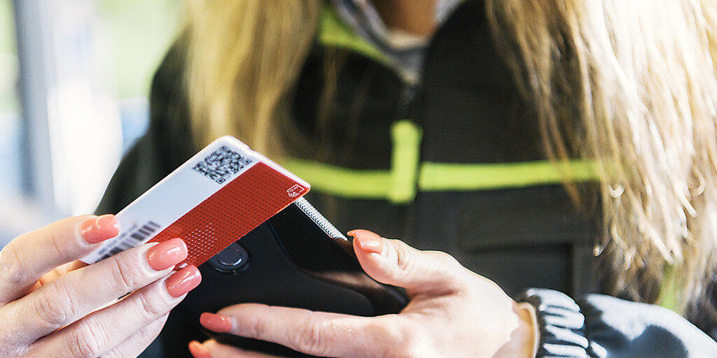 Muss mit deutlich tieferer Rente rechnen: Zugbegleiterin der SBB bei der Billettkontrolle. (Symbolbild)
