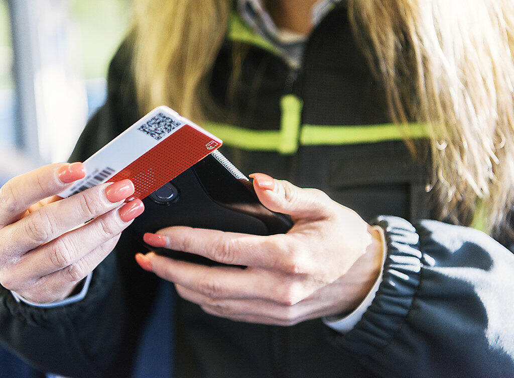 Muss mit deutlich tieferer Rente rechnen: Zugbegleiterin der SBB bei der Billettkontrolle. (Symbolbild) Muss mit deutlich tieferer Rente rechnen: Zugbegleiterin der SBB bei der Billettkontrolle. (Symbolbild)