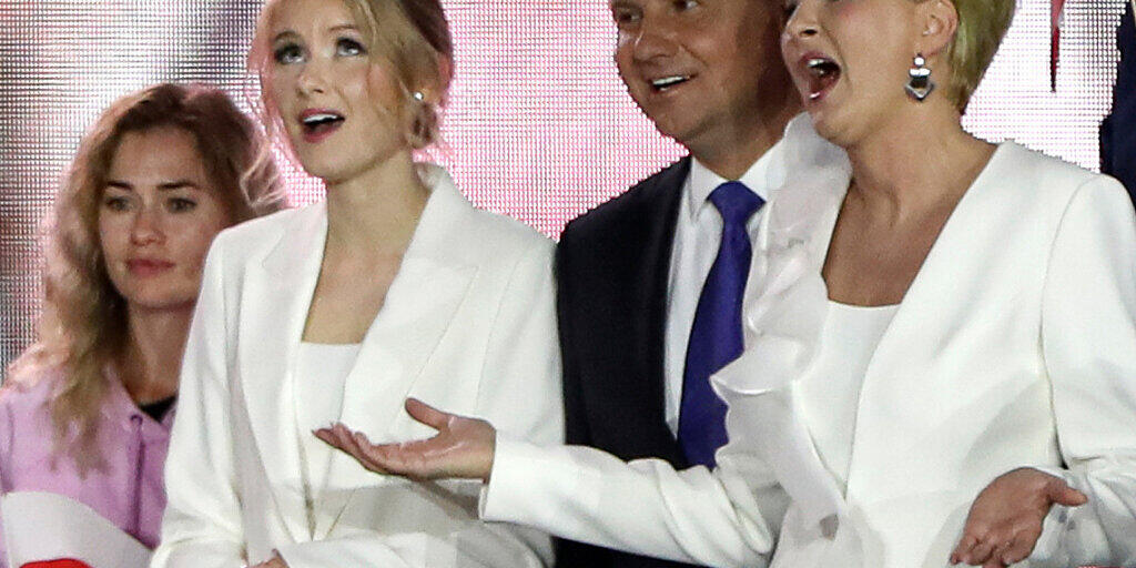 ARCHIV - Der polnischen Präsident Andrzej Duda (M), seine Frau Agata Kornhauser-Duda (r) und seine Tochter Kinga Duda singen in der Nacht seiner Wiederwahl. Polens Präsident hat seine Tochter Kinga zu seiner Beraterin ernannt. Foto: Czarek Sokolowski/AP/dpa