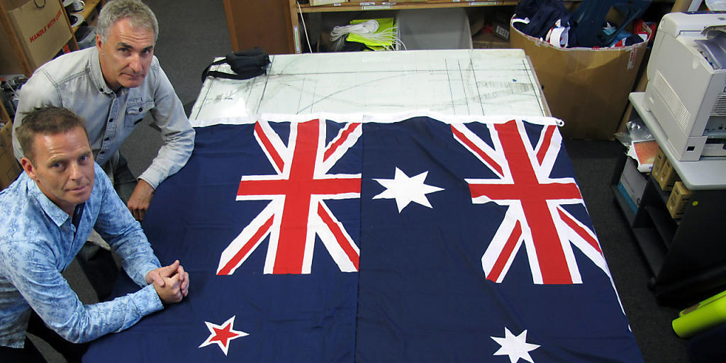 Zum Verwechseln ählich - links die beibehaltene neuseeländische, rechts die australische Nationalflagge Zum Verwechseln ählich - links die beibehaltene neuseeländische, rechts die australische Nationalflagge