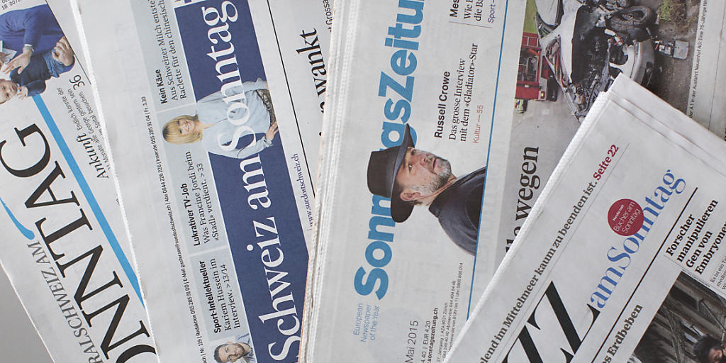 Die Schweizerinnen und Schweizer lesen nach wie vor sehr gerne Zeitung am Sonntag. In jüngster Zeit haben die Sonntagsblätter jedoch etwas an Reichweite eingebüsst - dies auf hohem Niveau. (Archivbild)