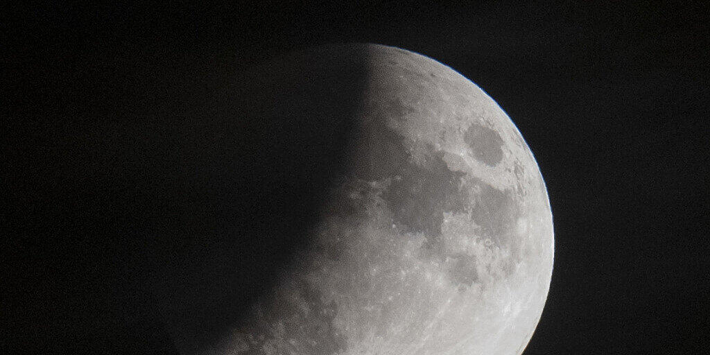 Eine partielle Mondfinsternis aufgenommen über den Dächern Zürichs. Eine partielle Mondfinsternis aufgenommen über den Dächern Zürichs.