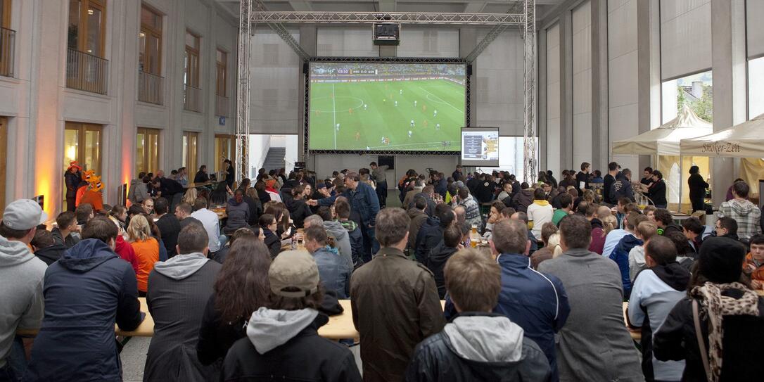 An der Warm-Up-Party wird auf das Livespiel eingestimmt. Die Partie wird dann auch auf Grossleinwand gezeigt.