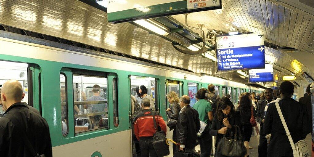 Bis spätestens 2021 soll es in der Pariser Metro keine Tickets aus Papier mehr geben. (Archivbild)