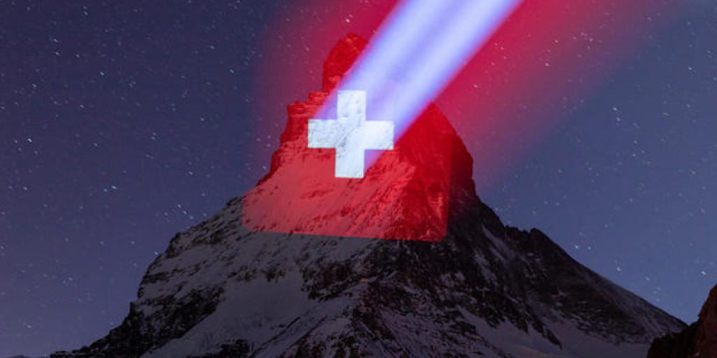 Täglich zwischen Sonnenuntergang und 23 Uhr wird das Matterhorn beleuchtet - als Zeichen der Hoffnung in der Corona-Krise. Täglich zwischen Sonnenuntergang und 23 Uhr wird das Matterhorn beleuchtet - als Zeichen der Hoffnung in der Corona-Krise.