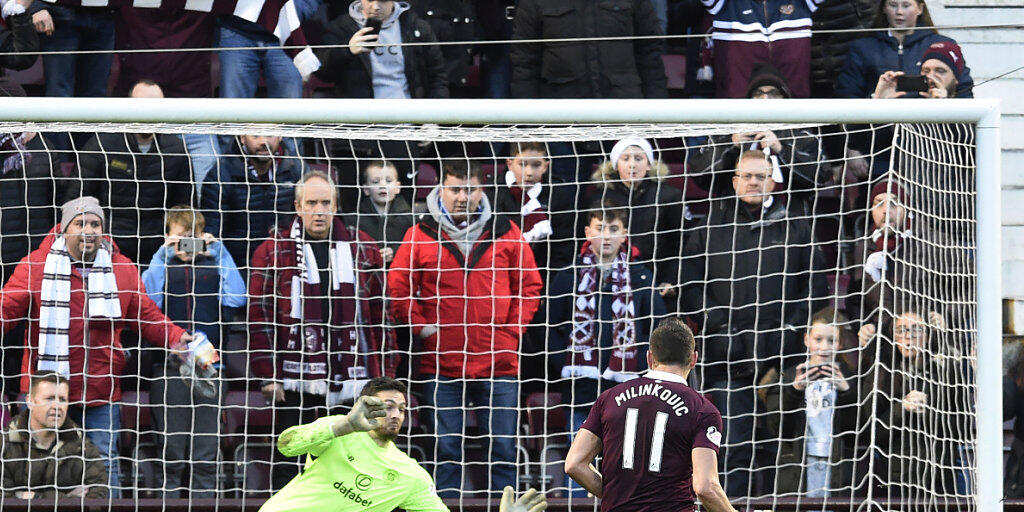David Milinkovic (rechts) von Hearts of Midlothian bezwingt Celtics Torhüter per Penalty zum 4:0