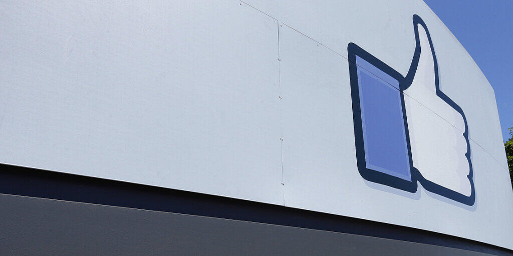 Facebook sperrte nach dem Datenskandal 69'000 Apps auf seiner Plattform. (Symbolbild)