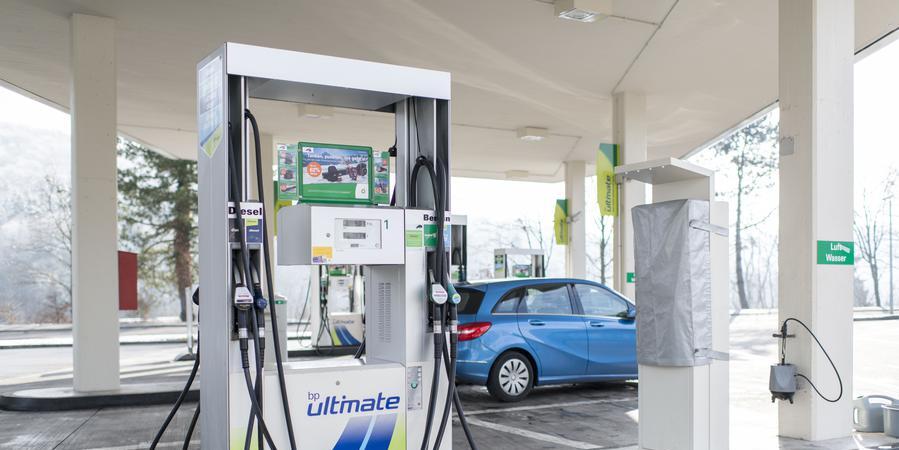 TANKEN, AUFTANKEN, BENZIN, BP, BP TANKSTELLE, AUTOS, ZAPSAEULE,