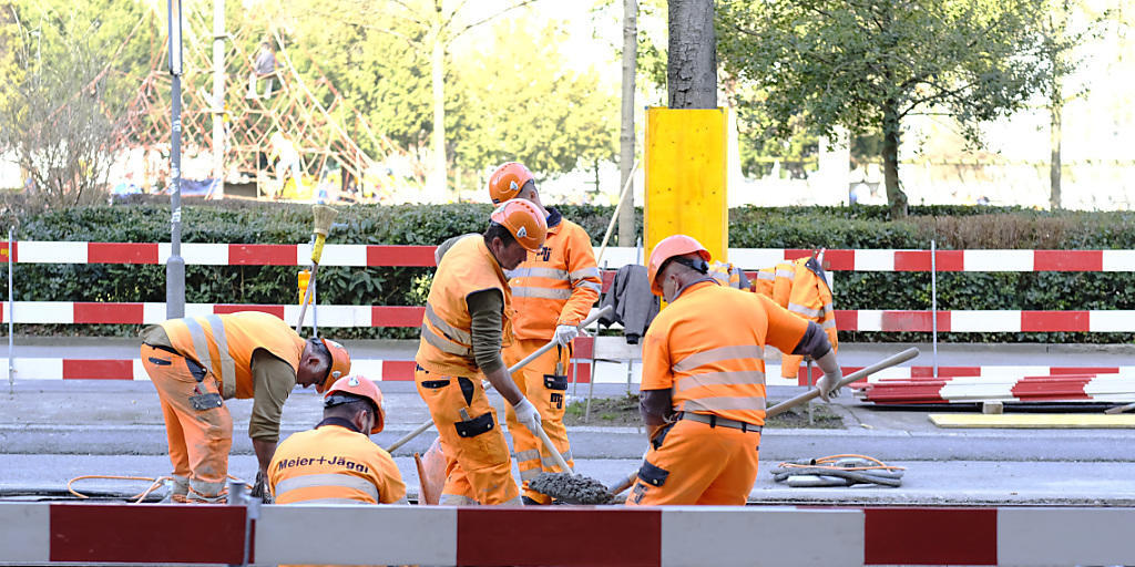 Bauarbeiter verrichten Gleisarbeiten auf der Stauffacherstrasse am 12. Maerz 2017, in Zuerich. (KEYSTONE/Petra Orosz) Bauarbeiter verrichten Gleisarbeiten auf der Stauffacherstrasse am 12. Maerz 2017, in Zuerich. (KEYSTONE/Petra Orosz)
