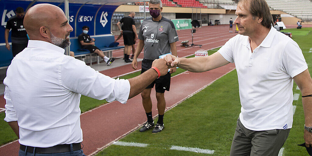 Begrüssung nach Sicherheitsbestimmungen auf der Pontaise: Lausannes Trainer Giorgio Contini und Kollege Alain Geiger von Servette Begrüssung nach Sicherheitsbestimmungen auf der Pontaise: Lausannes Trainer Giorgio Contini und Kollege Alain Geiger von Servette