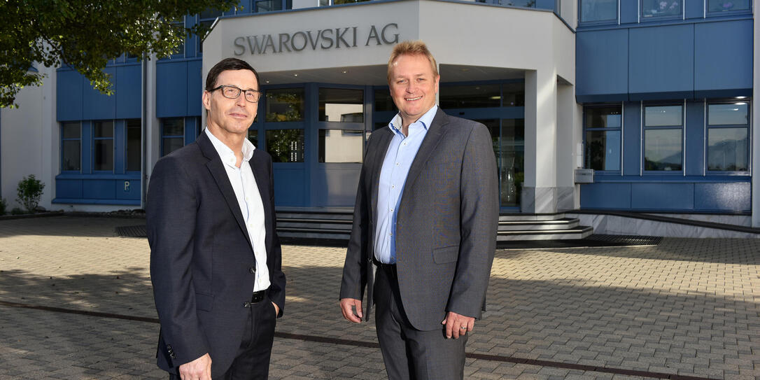 Stabsübergabe bei der Swarovski AG in Triesen: Jakob Biedermann (links) geht in Pension. Der neue Mann an der Spitze heisst Joachim Schueck. Stabsübergabe bei der Swarovski AG in Triesen: Jakob Biedermann (links) geht in Pension. Der neue Mann an der Spitze heisst Joachim Schueck.