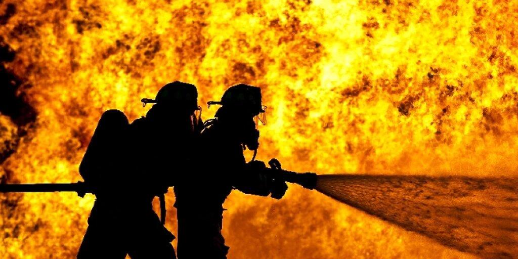 Feuerwehrleute können Dampfverbrennungen durch ihren eigenen Schweiss erleiden.
