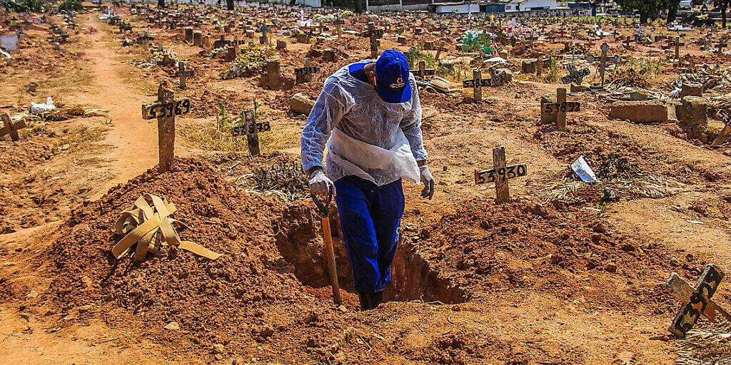 Ein Arbeiter begräbt ein Opfer, das an Covid-19 gestorben ist, auf dem Friedhof Sao Francisco Xavier, im Stadtteil Caju in Rio De Janeiro. Foto: Ellan Lustosa/ZUMA Wire/dpa