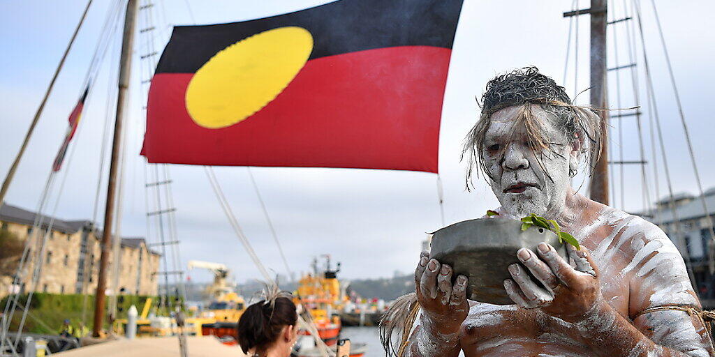Koomurri-Tänzer nach einer Rauchzeremonie am Nationalfeiertag in Australien. Der Australia Day erinnert an die Ankunft der ersten Flotte mit Siedlern aus England im 18. Jahrhundert.