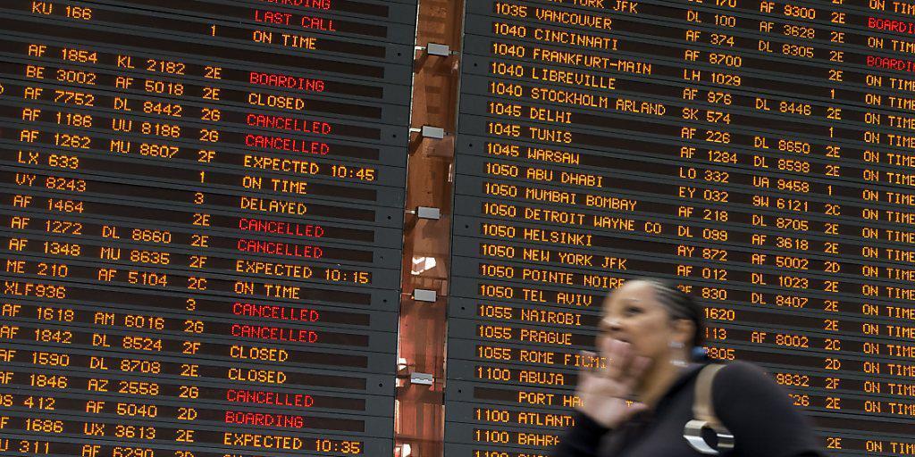 Bereits letzten April streikten Fluglotsen in Frankreich. Damals fielen fast 40 Prozent der Flüge aus, wie dieses Schild am Charles-de-Gaulle-Flughafen nahe Paris zeigt. Bereits letzten April streikten Fluglotsen in Frankreich. Damals fielen fast 40 Prozent der Flüge aus, wie dieses Schild am Charles-de-Gaulle-Flughafen nahe Paris zeigt.