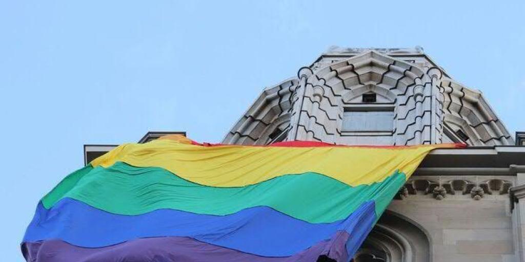 Eine 10 mal 30 Meter grosse Regenbogenfahne hing am Samstag als Zeichen gegen Hass am Nordturm des Zürcher Grossmünsters.