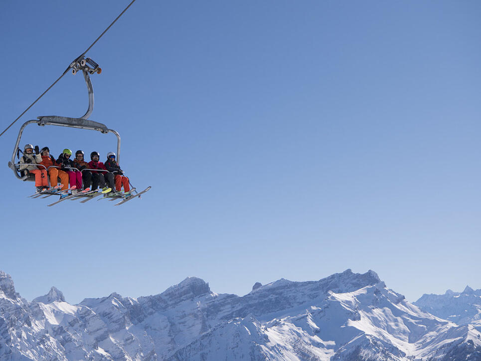 Nicht alle Familien können sich Wintersportferien leisten. Für viele Kinder sind Schneesportlager mit der Schule der einzige Zugang zum Ski- und Snowboardfahren. (Symbolbild)