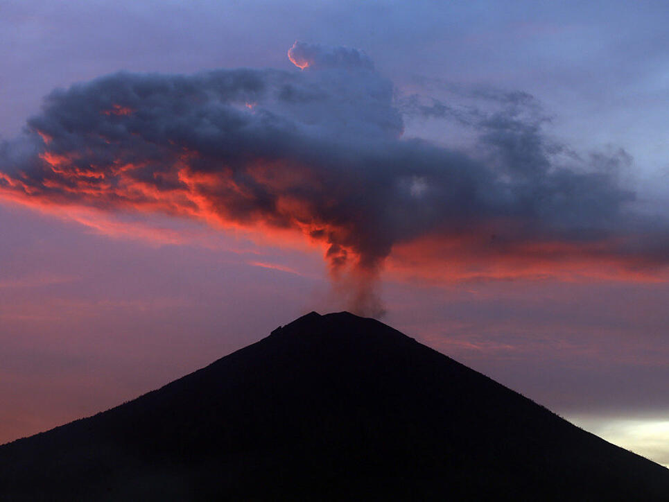 Ist erneut ausgebrochen: der Vulkan Gunung Agung ("Wunderbarer Berg") auf der indonesischen Ferieninsel Bali. (Archiv)
