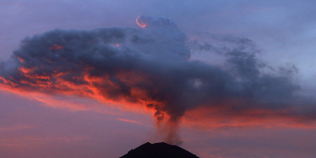 Ist erneut ausgebrochen: der Vulkan Gunung Agung ("Wunderbarer Berg") auf der indonesischen Ferieninsel Bali. (Archiv)