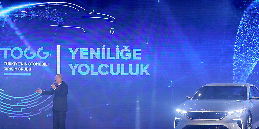 Der türkische Präsident Erdogan stellt den Prototyp für das türkische Elektroauto vor.