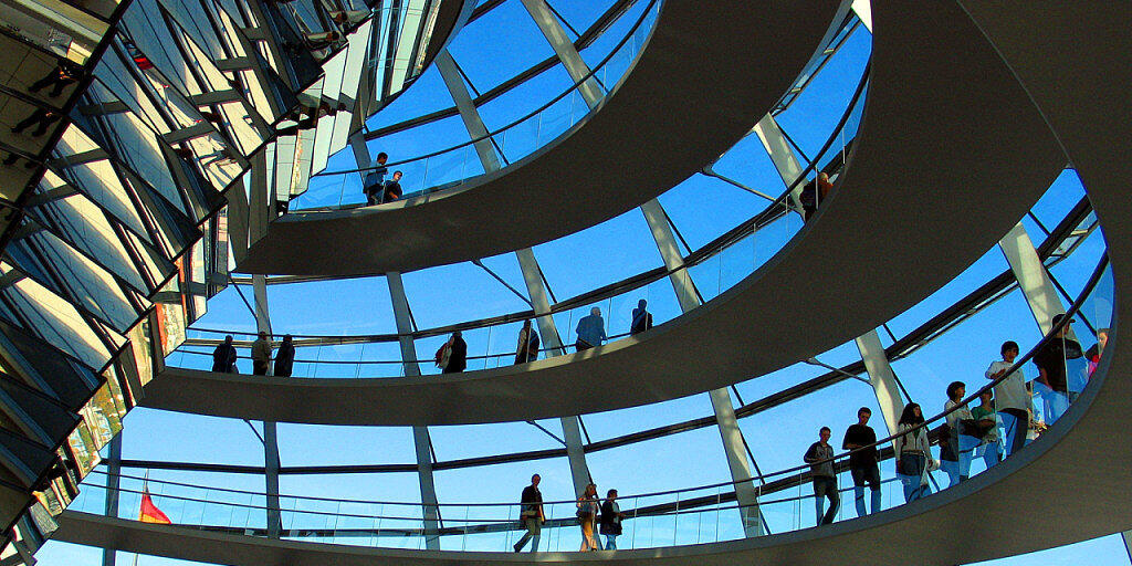 Berlin und ein Besuch im Reichstagsgebäude sind bei Touristen beliebt. (Archivbild)