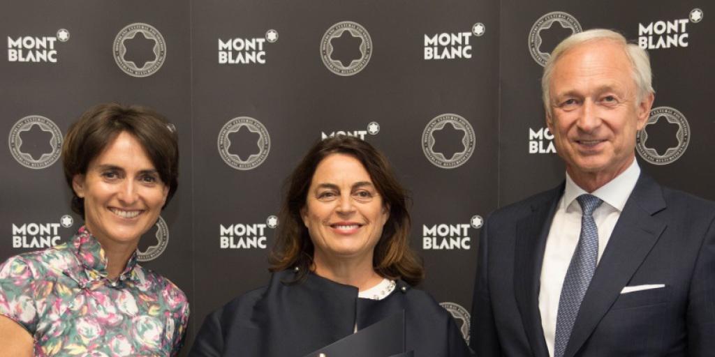 Lutz Bethge, Chairman der Montblanc Cultural Foundation und Delphine Favier, Geschäftsführerin Montblanc Schweiz, überreichen den Patron of Art Award an Maja Hoffmann (Handout Montblanc)