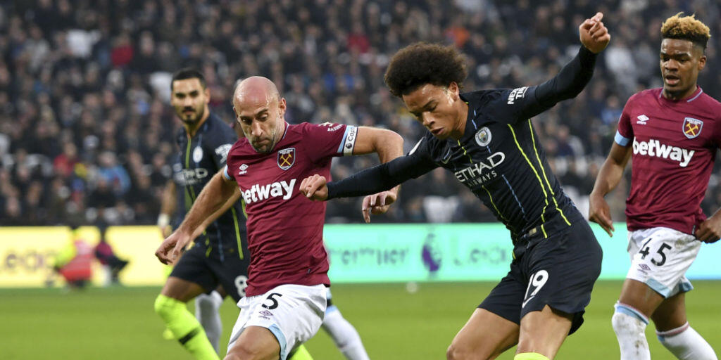 Man Citys Leory Sané, der das 4:0 erzielte, flankt an West Hams Pablo Zabaleta vorbei Man Citys Leory Sané, der das 4:0 erzielte, flankt an West Hams Pablo Zabaleta vorbei