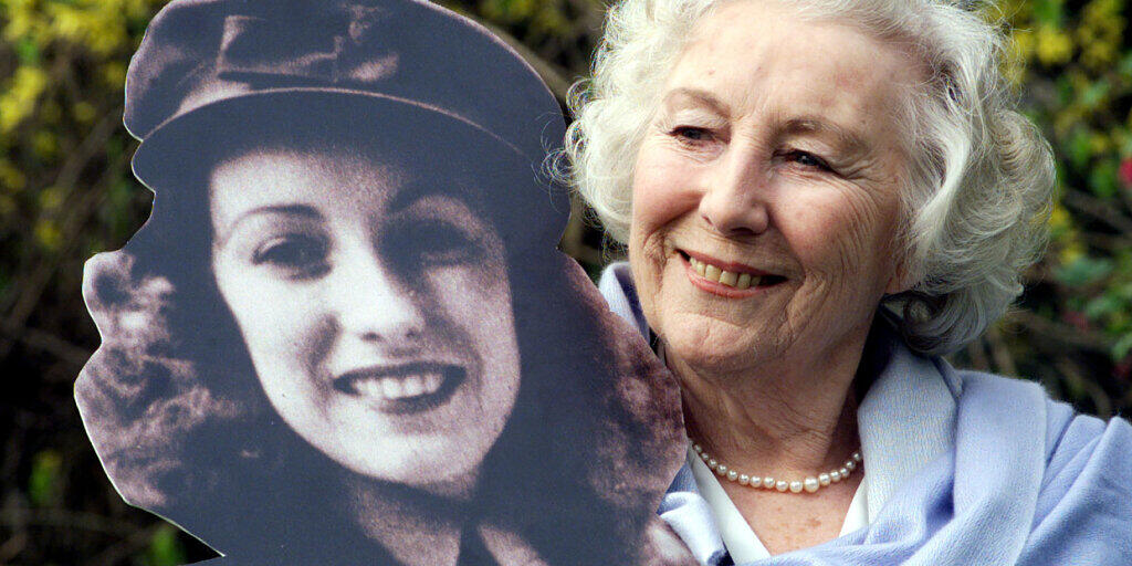 ARCHIV - Die frühere britische Schlagersängerin Vera Lynn steht im Garten des Hotels Savoy, nachdem sie in der landesweiten Umfrage zur Persönlichkeit des Jahrhunderts ernannt wurde. Lynn ist im Alter von 103 Jahren gestorben. Foto: Sean Dempsey/PA Wire/dpa