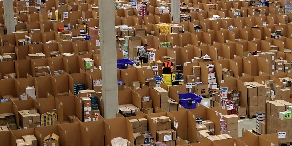 Der Umbau des deutschen Brief- und Paketgeschäfts hat die Deutsche Post gekostet: Der Gewinn brach in dieser Sparte im vergqangenen Jahr trotz gutem Weihnachtsgeschäft ein. (Symbolbild)