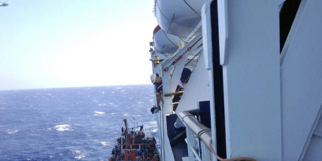 Rettung von Bootsflüchtlingen im Mittelmeer (Archiv)