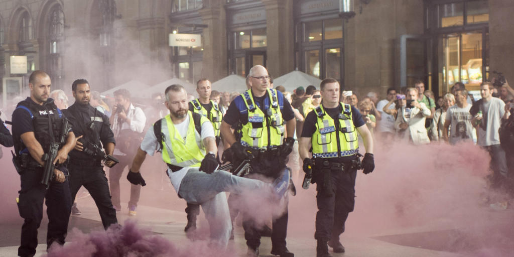Polizisten sind im Zürcher Hauptbahnhof im Einsatz gegen Aktivisten, welche die Wahlkampveranstaltung der SVP störten. Polizisten sind im Zürcher Hauptbahnhof im Einsatz gegen Aktivisten, welche die Wahlkampveranstaltung der SVP störten.