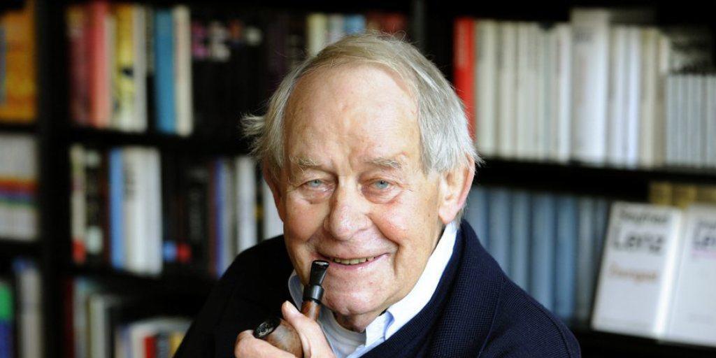Der Roman "Der Überläufer" von Siegfried Lenz (1926-2014) wird verfilmt. Hier posiert der Autor 2009 in Hamburg (Archiv) Der Roman "Der Überläufer" von Siegfried Lenz (1926-2014) wird verfilmt. Hier posiert der Autor 2009 in Hamburg (Archiv)