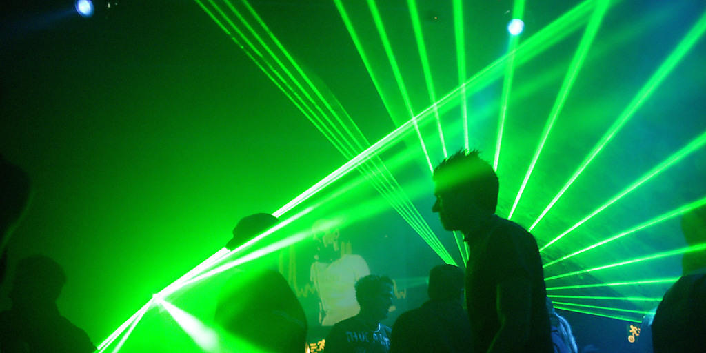 Der Bundesrat will die Bevölkerung besser vor nichtionisierender Strahlung schützen, unter anderem auch bei Lasershows. (Archiv) Der Bundesrat will die Bevölkerung besser vor nichtionisierender Strahlung schützen, unter anderem auch bei Lasershows. (Archiv)