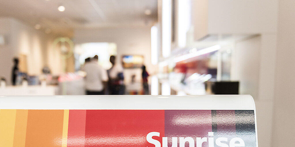Der Telekomanbieter Sunrise ändert per Ende Mai sein Verfahren zu Kündigungen: Ab dann sollen Kunden Beratern Rede und Antwort stehen, warum sie kündigen. (Archiv)