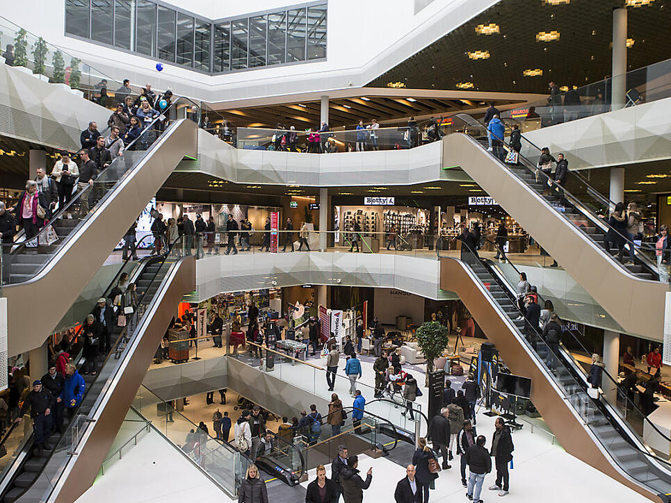 Eines von zwei "Herzen" der "Mall of Switzerland": Von hier aus gelangen die Besucher auf die vier Etagen des neu eröffneten Einkaufszentrum in Ebikon.
