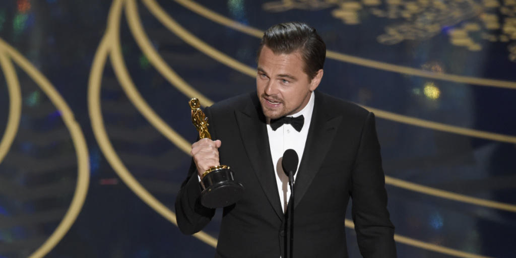 Endlich hält er ihn in den Händen: Bei seiner sechsten Nomination hat Leonardo DiCaprio seinen ersten Oscar gewonnen. Der US-Schauspieler gewann für seine Rolle in "The Revenant".