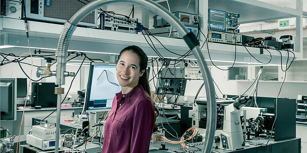 ETH-Professorin Vanessa Wood erforscht, wie sich die elektrischen und optischen Eigenschaften von Nanomaterialien verbessern lassen. Dabei geht es auch darum, Lebensdauer und Ladegeschwindigkeit künftiger Batterien zu verbessern.